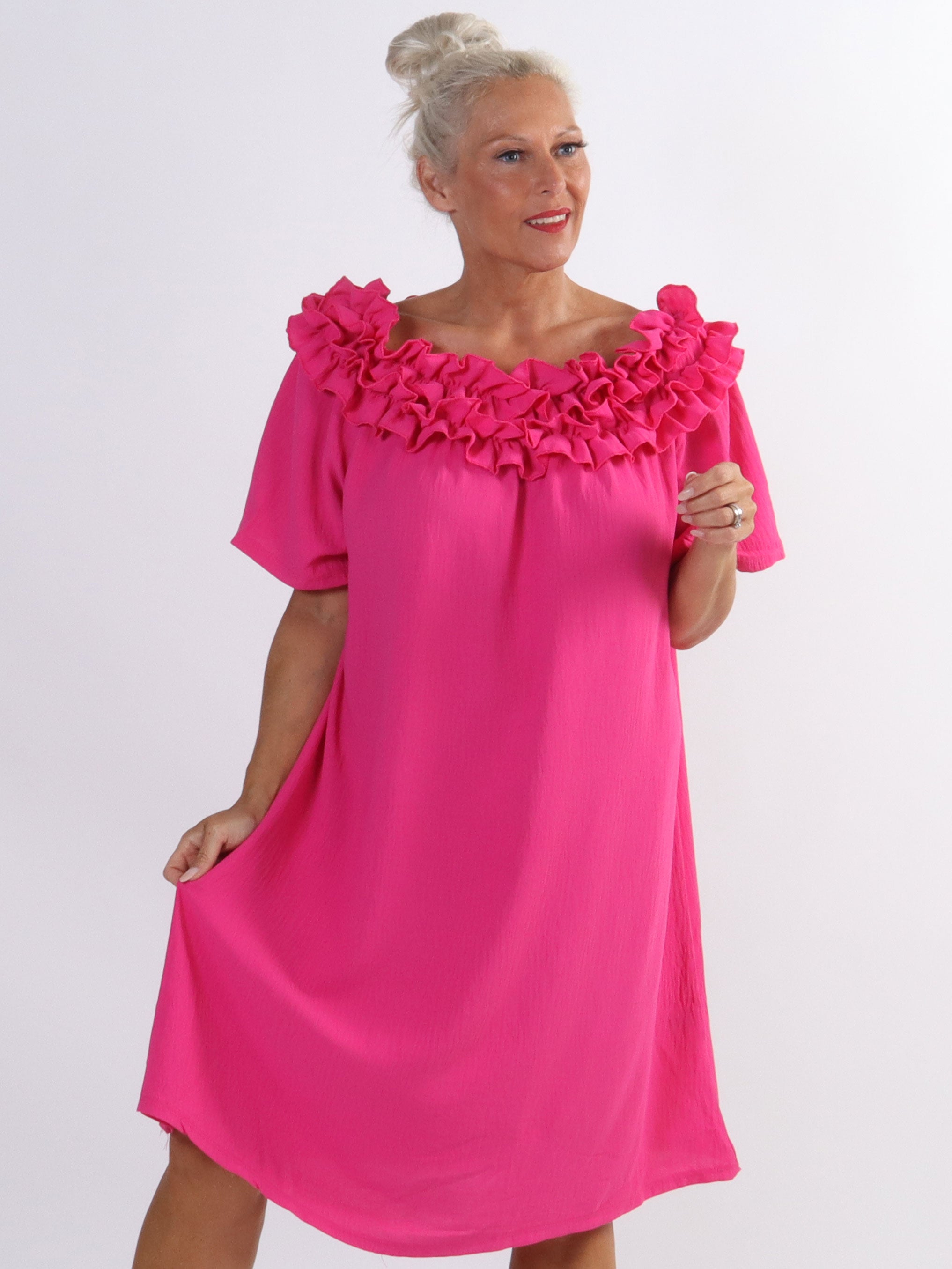 Chili Sleeveless Dress - Plus size kjole med flæser i udskæringen